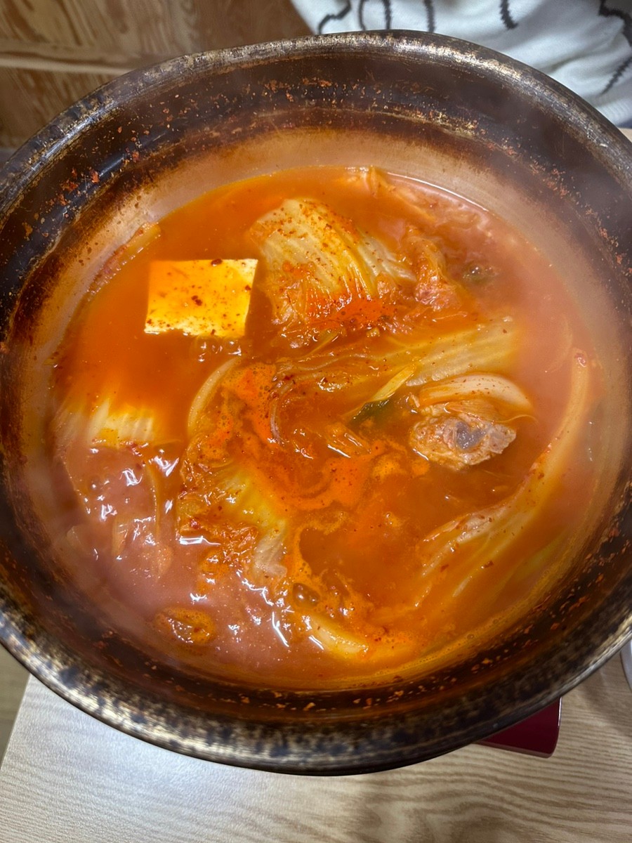 홀릭식당 생고기김치찌개